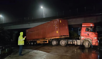 “雨太大了，看不清标识标牌！” 他们化身夜幕下的引路人~