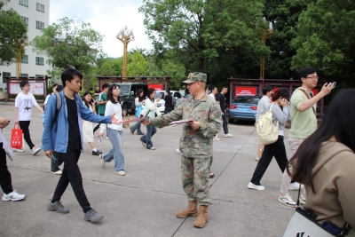 大埔县人武部征兵宣传走进事业单位笔试考点