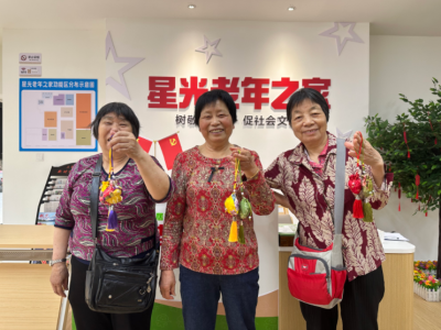 幸福邻里情 巧手做香囊！梅江区三角镇利园社区开展清明节主题活动