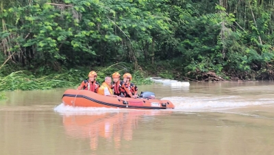 河水突涨，大埔一老人摘菜被困小树林！还好有他们