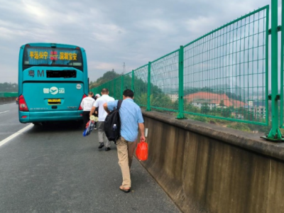 半小时转运36人！大客车高速路上抛锚，还好有他们...