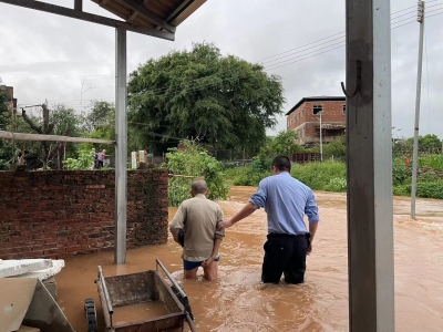 紧急救援！降雨导致房屋被淹，两位80多岁老人被困…