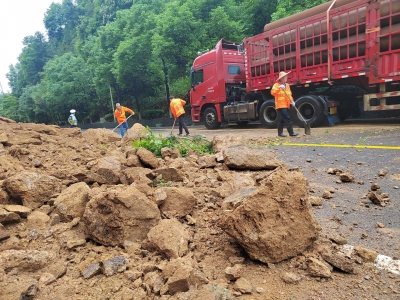 当好公路抢险“护旗手”！平远县公路事务中心打好“龙舟水”防御仗