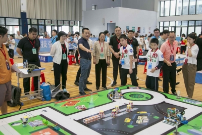 “机”智对决！梅州市首届青少年机器人大赛举行
