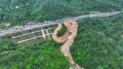 直击梅大高速茶阳路段塌方灾害救援现场：救援！争分夺秒！