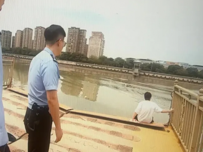 险！女子走上浮桥欲跳河轻生，危机时刻他们赶到了...