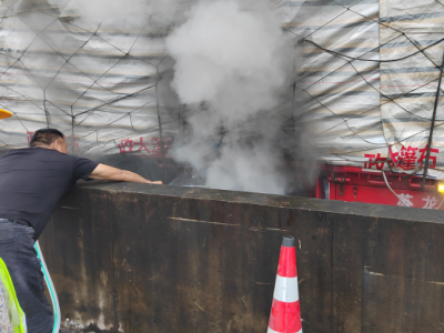 险！货车突发自燃，还好有他们...