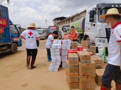 梅州市红十字会组织志愿者积极参与防汛救灾和灾后复产工作