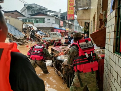 闻“汛”而动！梅州军分区官兵奋战在抢险救援一线