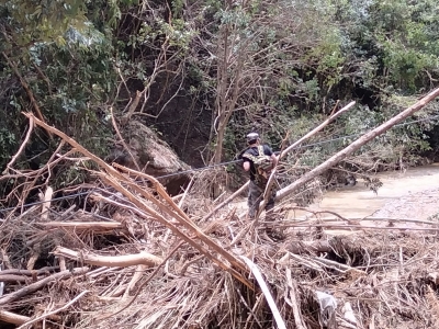 手脚并用趟泥浆，徒步3小时挺进失联村！他们为直升机救援当“开路先锋”