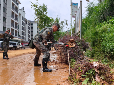 辛苦了！他们奋战一线，全力清理灾后淤泥