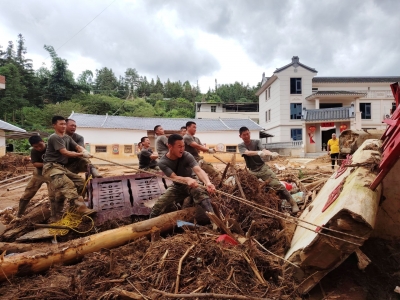 火箭军某部驰援抢险救灾一线