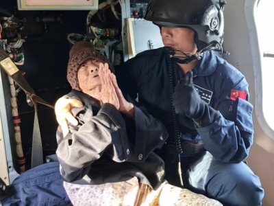 “下一趟就来救你们！”他们为99岁老人架起“空中生命线”