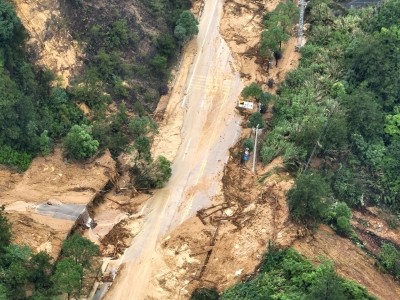抢通道路，他们在一线努力！