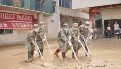 清理淤泥约1200立方米，蕉岭县人武部持续做好灾后重建工作