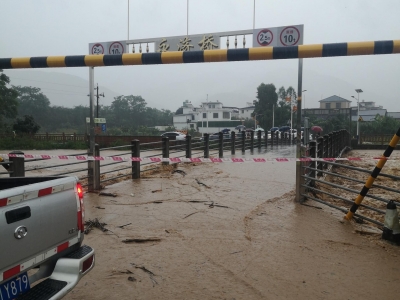 蕉岭县暴雨红色预警信号持续生效！群众转移工作正在进行中