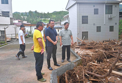 周小勇到泗水镇实地督导灾后清淤消杀和恢复重建工作