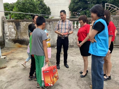 程江镇社工站携手梅州市食材小屋超市为贫困儿童送去“六一”节日慰问