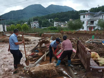 哪里都跑、哪里都冲！平远泗水派出所全力抢险救援中