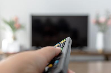 让看电视变简单！两部门：简化减少遥控器、机顶盒内置化