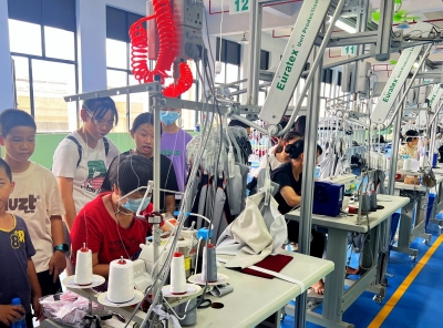 体会工人劳动的艰辛历程！梅州市直关工委和市工商联组织学生到企业开展研学活动