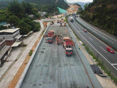 新进展！汕梅高速改扩建项目全线首段路面水稳底基层试验段成功铺筑