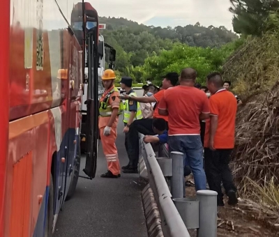 大巴车突发故障，29名乘客被困！揭博高速路政及时救助