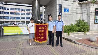 小车爆胎停路边，铁骑队员化身“汽修工”帮助解难