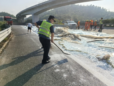 4小时，32吨！兴华高速路政 迅速处置道路散落物