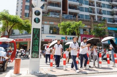 代表建议落地见效！梅城鸿都小学路段增设人行横道信号灯