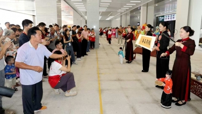 这很五华！梅龙高铁五华站上演非遗展演和快闪活动，乘客驻足观看，鼓掌叫好…