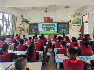 我市各中小学校积极组织上好“开学第一课”:开启新学期 点亮成长路