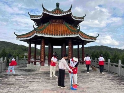 平远县组织开展“我为烈士墓碑描红”志愿服务活动