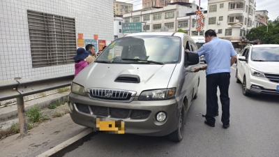 农村“黑校车”接送学生  交警部门严惩消隐患