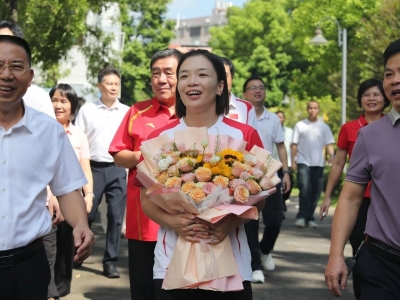 魅力梅州丨奥运冠军陈清晨回到家乡梅州啦！“盐焗鸡、腌面管够！”