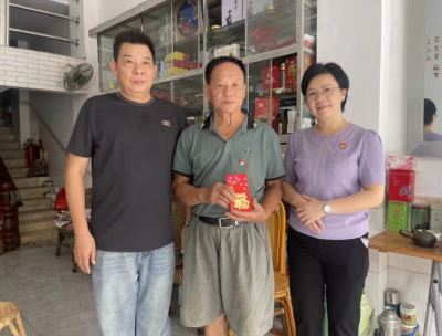 兴宁市新圩镇开展庆祝新中国成立75周年走访慰问活动