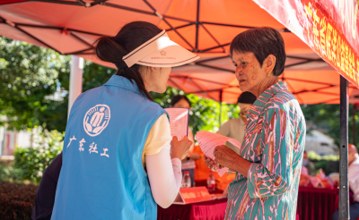 义诊义剪传真情 便民服务暖人心！蕉岭新铺镇社工站开展关爱长者志愿服务主题活动