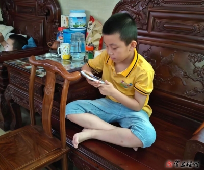 防止网络沉迷！老师建议家长帮助孩子理性使用社交媒体，让孩子回归阳光生活