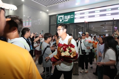 香港明星足球队一行抵达梅州五华！友谊赛3日晚19时准时开踢