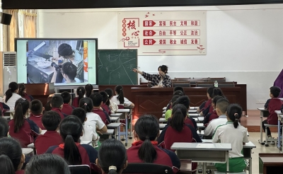 梅州日报小记者公益项目之记者进校园公益活动走进新民小学