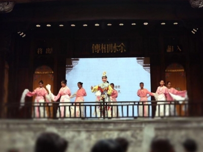 习近平与文艺工作者的故事｜梨园春秋薪火传