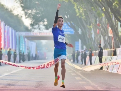 【冠军风采】半程马拉松男子组冠军王佩林： 观众非常热情 跑起来有激情