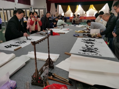 书画家和学子一同挥毫迎新年