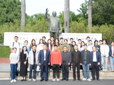 曾宪梓教育基金会理事及高校师生代表来梅参访学校