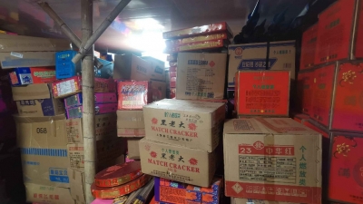 兴宁依法查处一非法烟花爆竹储存点