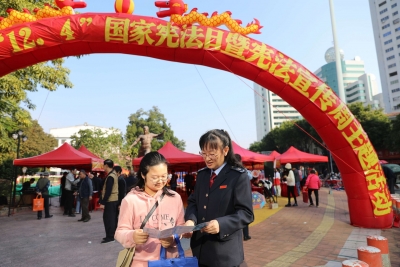 与“税”同行，精彩呈“宪”！梅江税务持续开展普法宣传