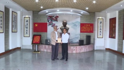 点赞！热心人士向坚真纪念馆无偿捐藏品