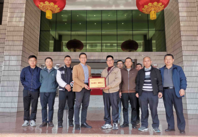 居民送匾表感激！梅江区金山街道防疫站宿舍改造获赞 