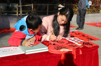 “文明集市”花样多 群众“赶集”享服务！五华县“百千万工程”文明集市暨挥春送福志愿服务活动举行