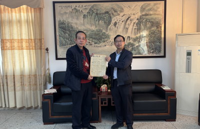 罗雄为梅县区石坑镇美丽客厅展馆捐赠一批史料物资